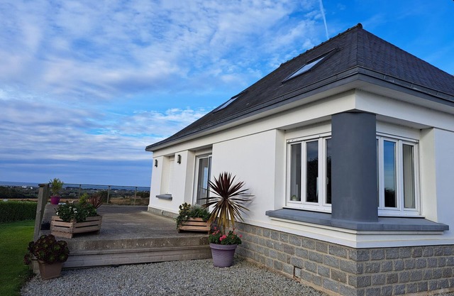 sleeps 4, 180° panoramic sea view, Cleder
