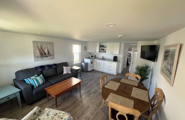 Sleeps 4, 30 steps to Long Sands Beach! This condo is directly across the street