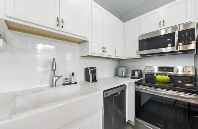 Sleeps 4, Private Pool, New everything, Crystal Beach,
