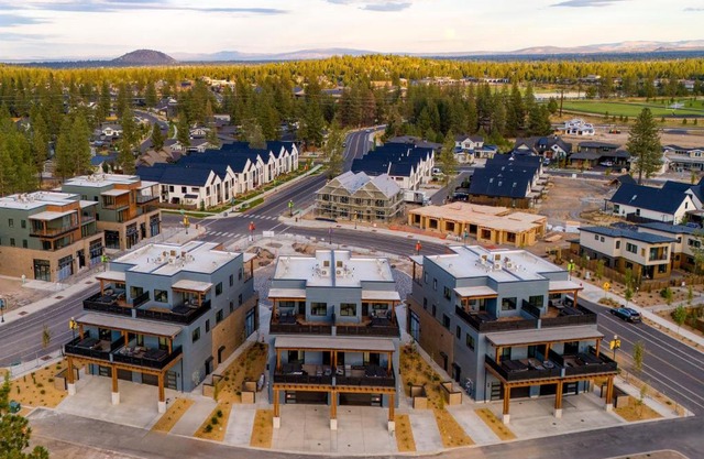 Sleeps 40 8 Modern Units20 BDRs w DeckHot Tub 10mins to Downtown Old Bend