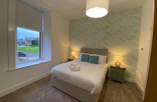 Sleeps 5 Central Spacious above live music pub