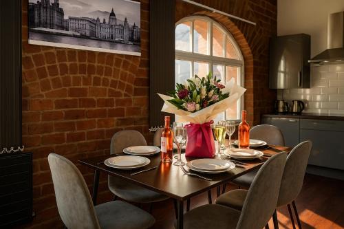 Sleeps 6 -Cosy Retreat - Near Bars & Train!