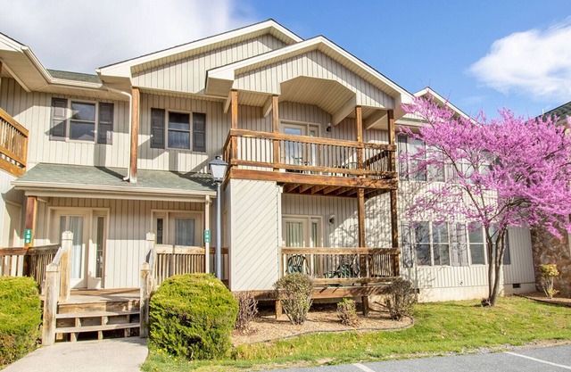 Sleeps 6, Fireplace, Balcony, Mountain Views!