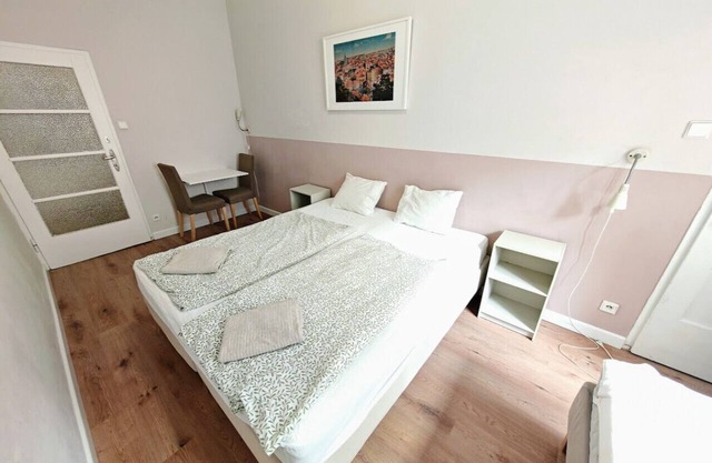 Sleeps 6 flat by tram Zizkov