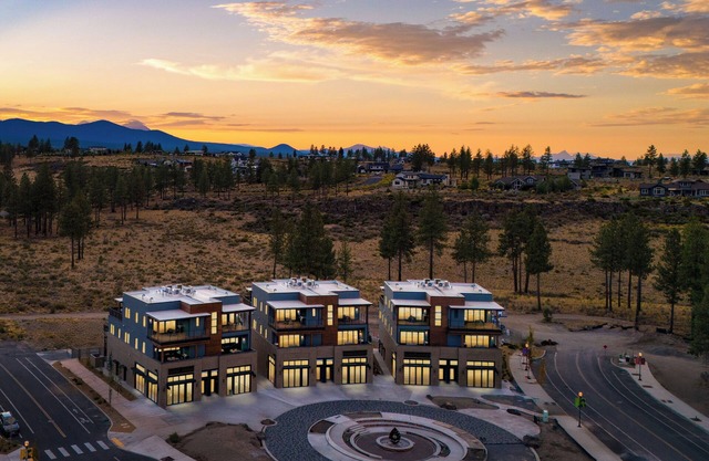 Sleeps 60! 12 Modern Units/30 BDRs w/Deck+Hot Tub, Fully Private, Near Downtown