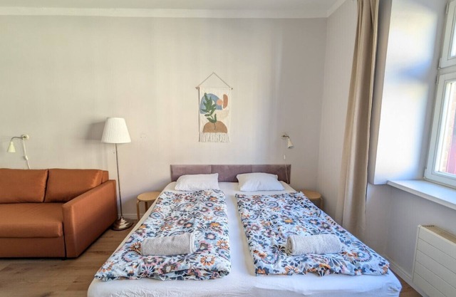 Sleeps 7 flat by tram Zizkov