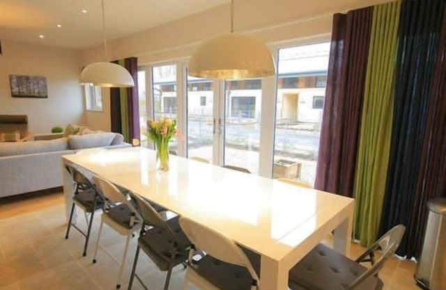Sleeps 8 , Dogs Welcome, No smoking, Wood Burner, Wi-Fi, Courtyard Garden, Cot and Highchair, Off ro