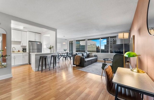 Sleeps 8|King Bed|Metro Access|Parking|Balcony