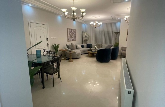 Sleeps 8 people! Apartment 5 minutes to Abdoun w balcony a in Dair Ghbar!