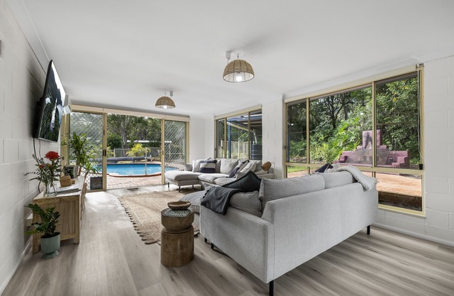 SLEEPS 9 * BEAUTIFUL SWIMMING POOL * Linen Not Included