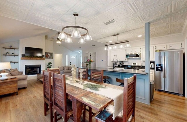Sleeps 9, Outdoor Firepit, NEW King sized bed, Pet Friendly, 5.2mi from Campus!