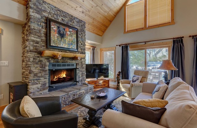 Sleepy Bear Cabin - w/Screened Porch, between Highlands and Cashiers NC