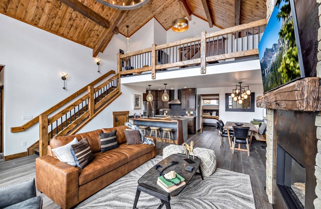 Slice of Heaven just steps from Lake Estes! Indoor/Outdoor Fireplace and Jacuzzi