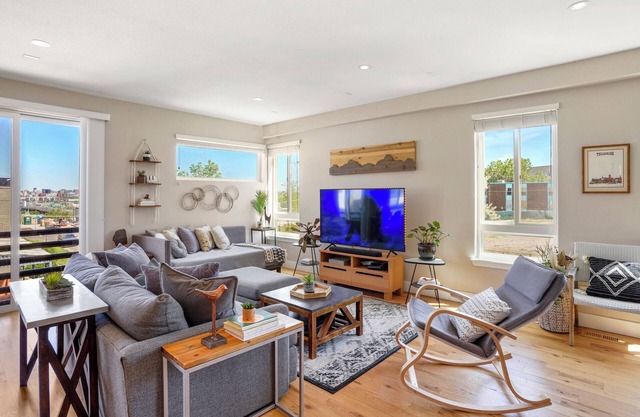 Slofax House - Modern 3 Bedroom Home with Rooftop Hot Tub in Sloans Lake Denver