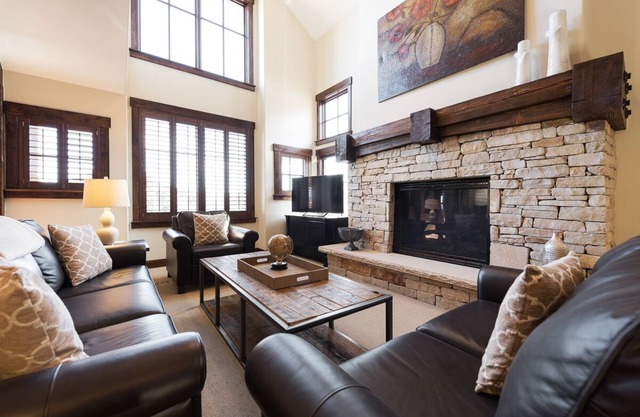 Slope-side Cottage, Silver Star #39, with private hot tub