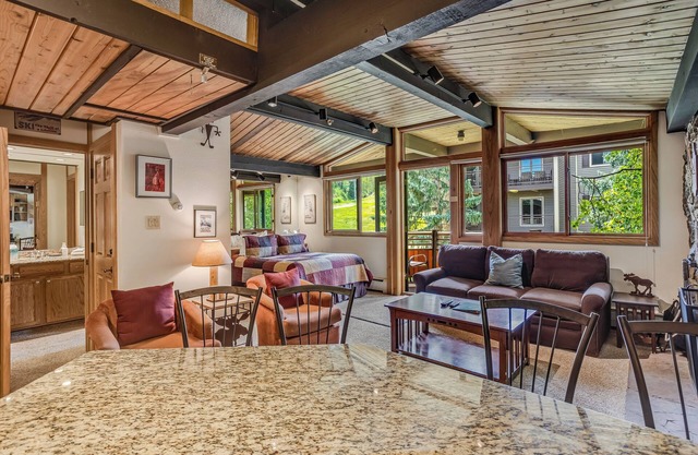 🏔️Slopeside~Hot Tub~Top Floor~Studio Standard 413🏔️