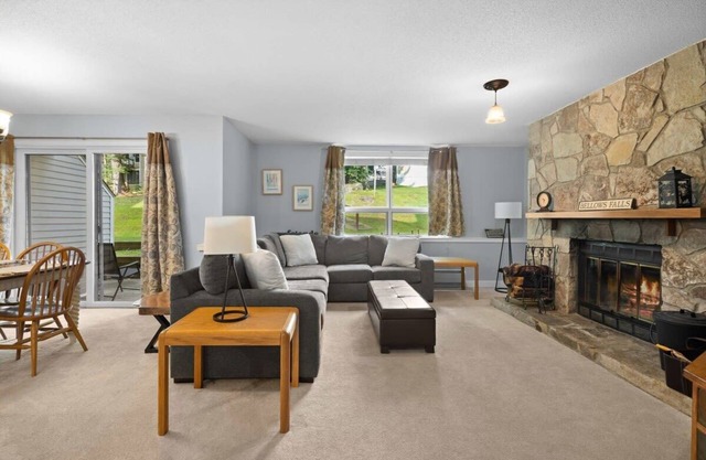 Slopeside Mountain Retreat! Ski Off w/Fireplace