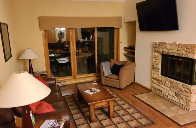Slopeside Ski-In/Out, Steps to lift,Best Location!