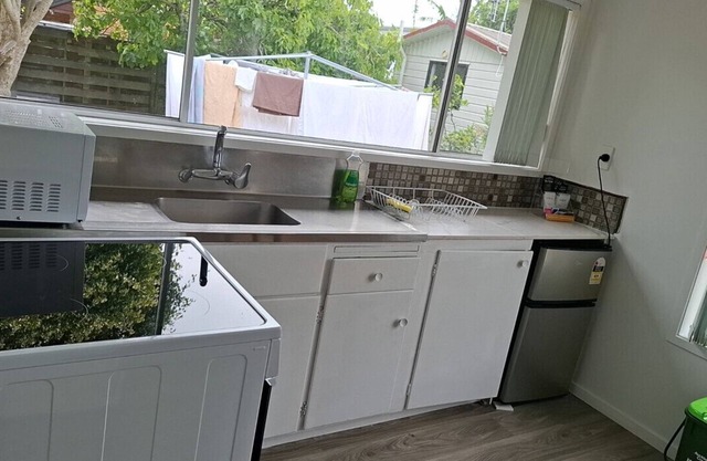 Small 2 bedroom flat 7a Rangiatea Road