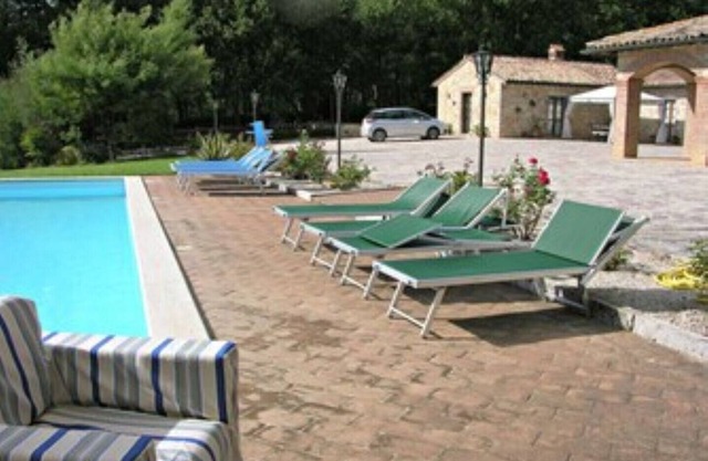 Small apartment in farmhouse with swimming pool
