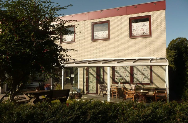 Small apartment with large conservatory. For up to 3, maximum 4 guests.