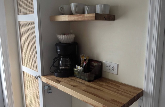 Small apt Chic 1-bedroom apartment with AC, WiFi in wonderful West Palm Beach