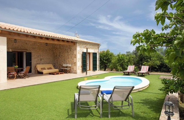 Small cosy country house with pool in quiet location