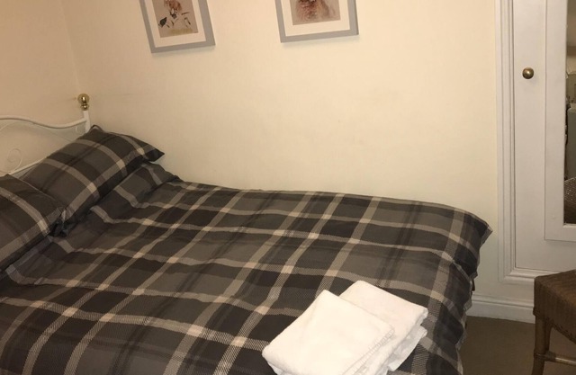 Small-Double room-Ensuite with Shower