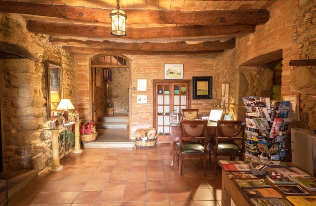 Small Cottage 15 people, communal pool, barbecue, Costa Brava at 17 km