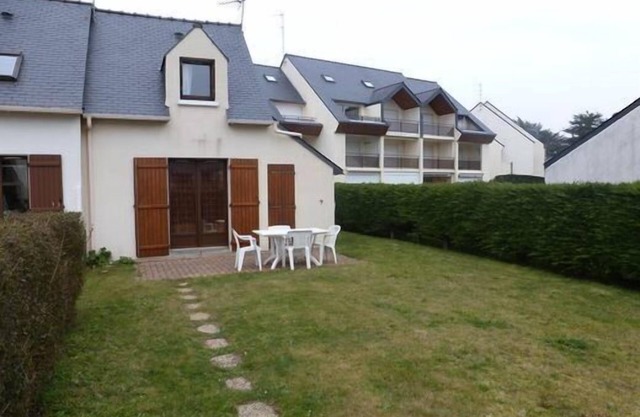 Small house for 4 people in residence with swimming pool