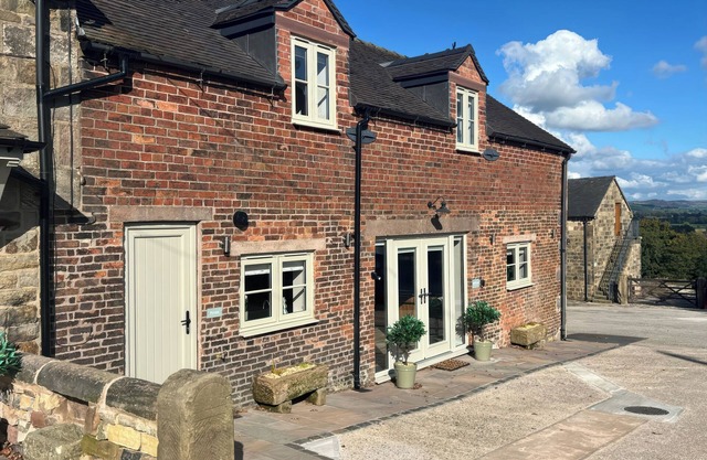 SMALL LANE BARN, family friendly, character holiday cottage in Endon