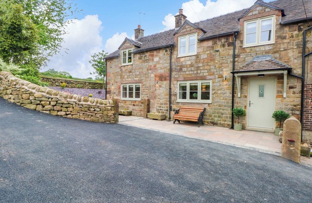 SMALL LANE COTTAGE, family friendly, with hot tub in Endon