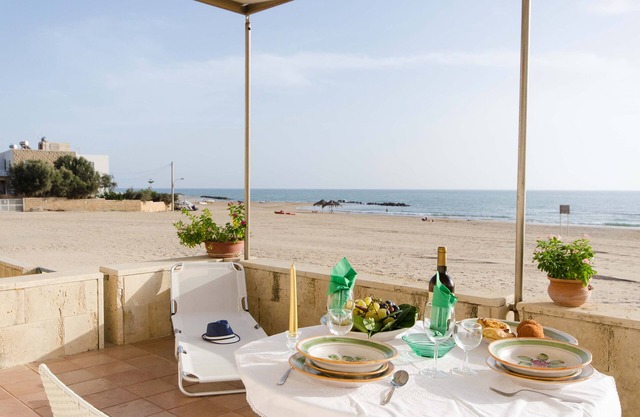 Small, modern beach house on the sand, quiet,sea view, WiFi, aircon, max. 7 p.