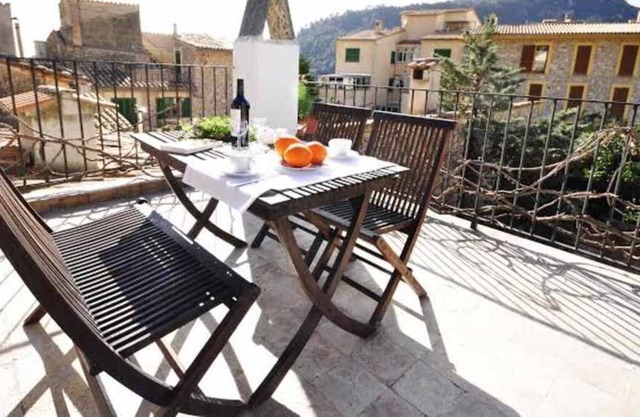 Small oasis in Valldemossa with garden and pool, for 12 people