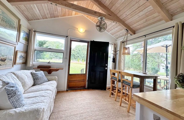 Small One Bedroom Private Cottage on Large Quiet Property.