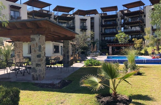 Small pet friendly, Pool and Gym Apartment