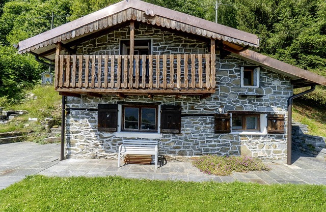 Small rustic dream in a quiet location with a view of the mountains