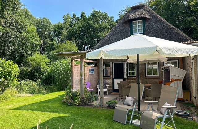 Small thatched house with lovely furnishings and garden - Kleines Reethaus