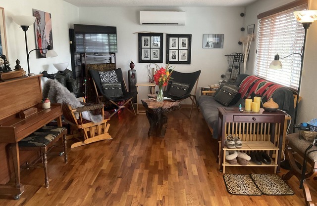 Small Town Feel. Sweet cozy home and lovely backyard Min 29 day stay.