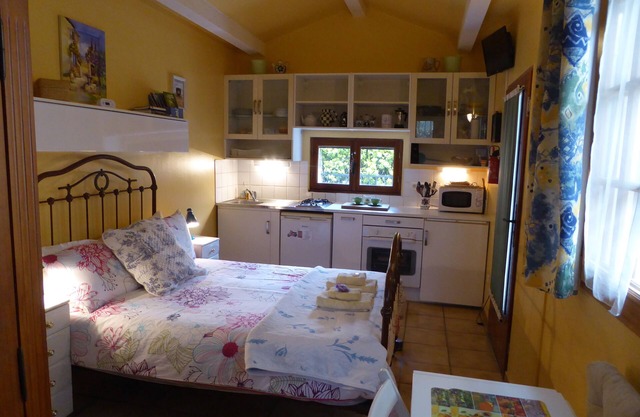 Small well equipped Studio Apartment with Air Conditioning