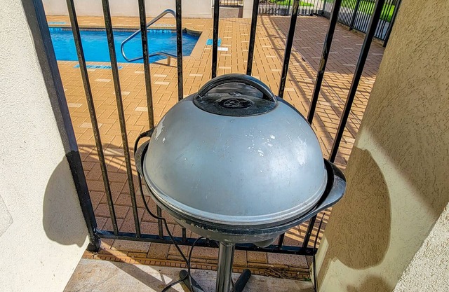 Smart Lovely Home, 4 rooms, 2 1/2 bathroom, w/Pool, Gated Community in McAllen