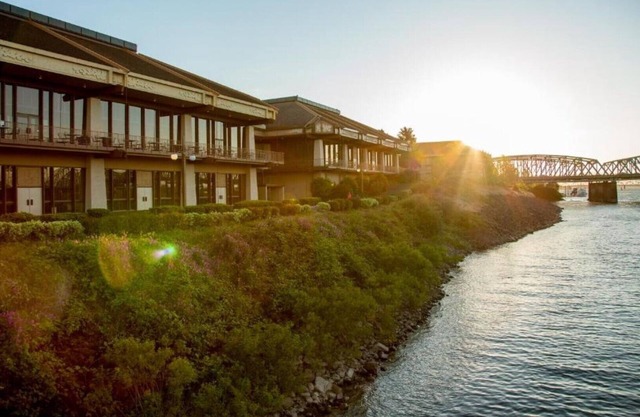 Smart rooms near Portland Airport with a pool