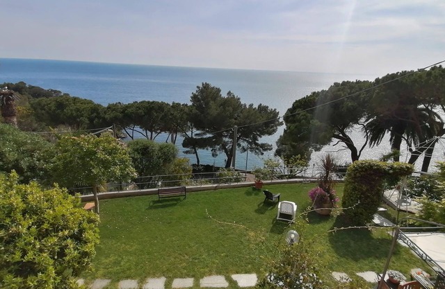 Smart studio for 2 people, facing the sea, with outdoor gazebo, garden and pool
