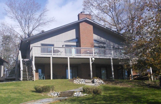 Smith Mtn Lake 3 BR, 3 bath Lakefront Home; private with great location