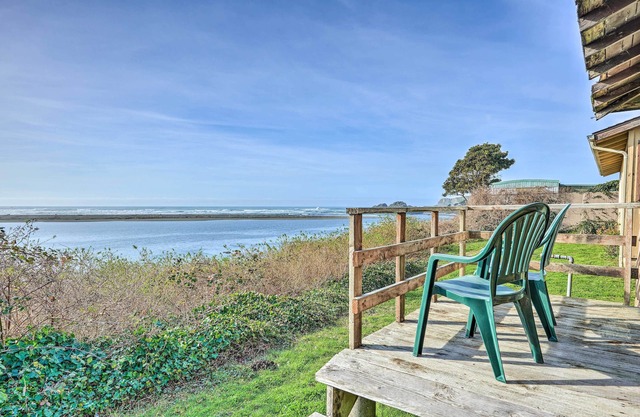 Smith River Vintage Cabin: Oceanfront Deck + Views