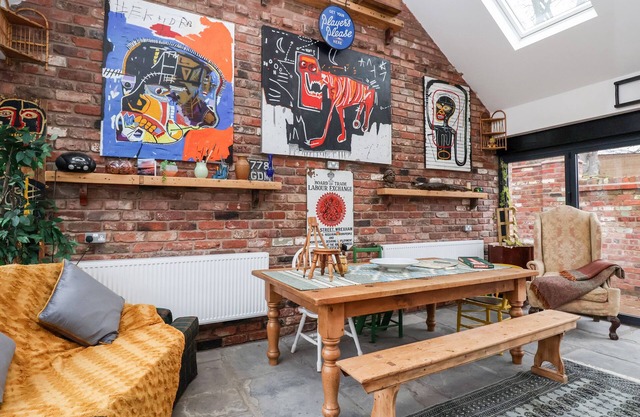 SMITHY COTTAGE, pet friendly, character holiday cottage in Wrexham