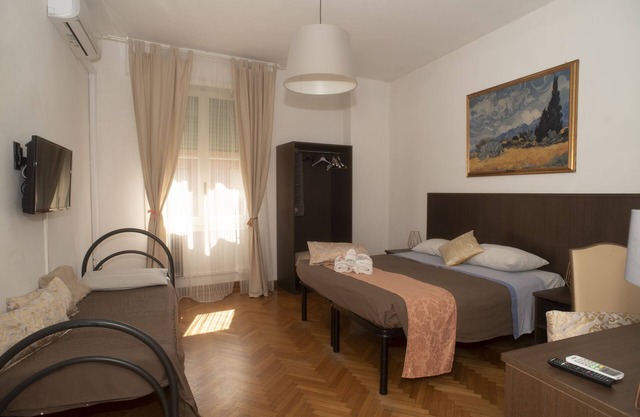 SMN Train Station, Room with private bathroom in B&B