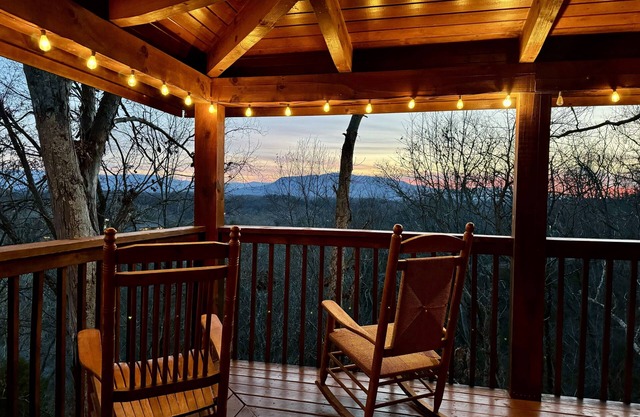 Smoky Mountain Escape, 2BR Cabin w/Loft, Hot Tub & Arcade – Private & Peaceful!
