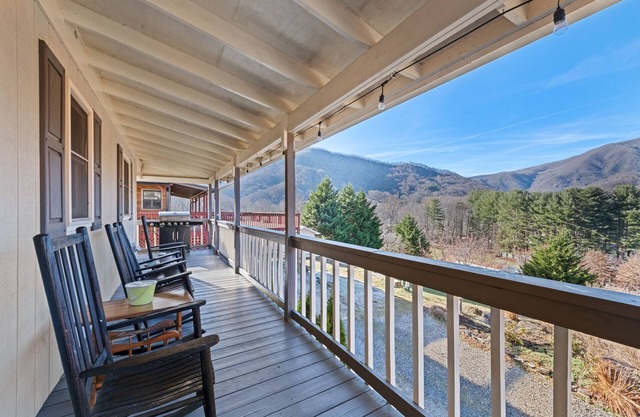 Smoky Mountain Solace-Stunning Views! Fantastic Location! Pet Friendly
