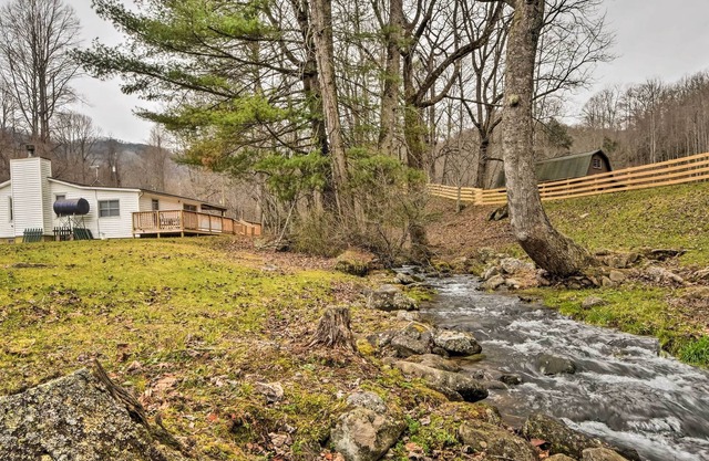 Smoky Mountains Cabin w/ Deck & Grill Near Hiking!